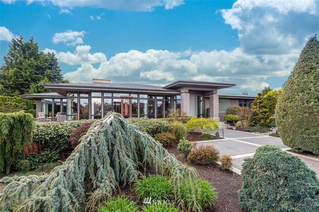 925 Park Road Bellevue, WA 98004 - Photo 1 of 25 a front view of house with yard and trees around