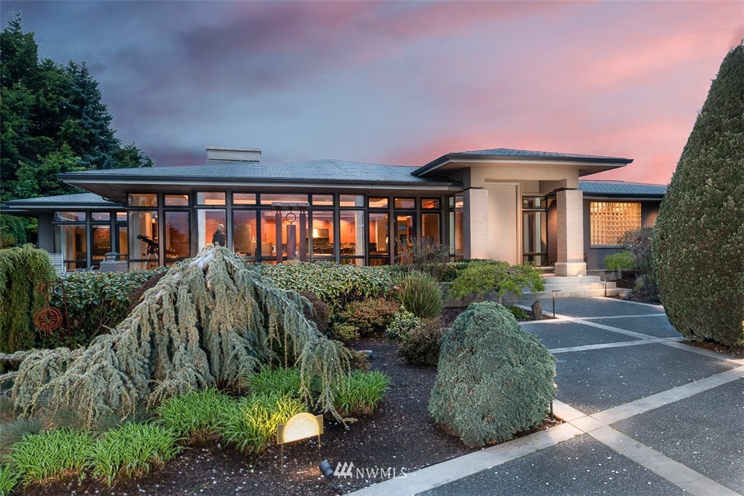 925 Park Road Bellevue, WA 98004 - Photo 2 of 25 a front view of a house with garden