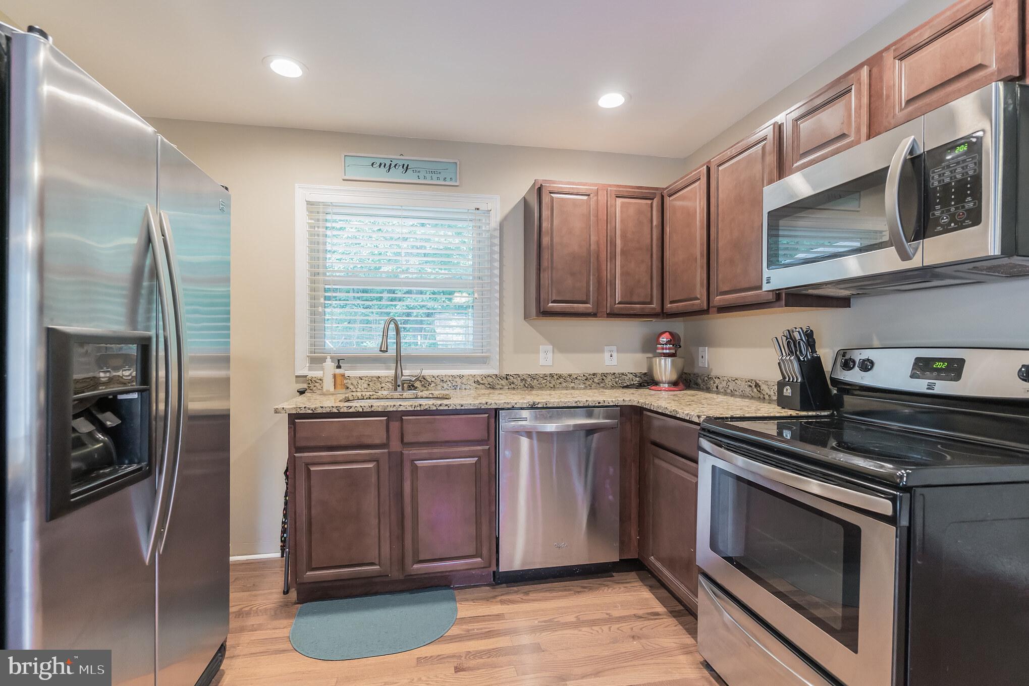19133 Windsor Road Triangle, VA 22172 - Photo 3 of 26 Beautiful stainless steel appliances in kitchen