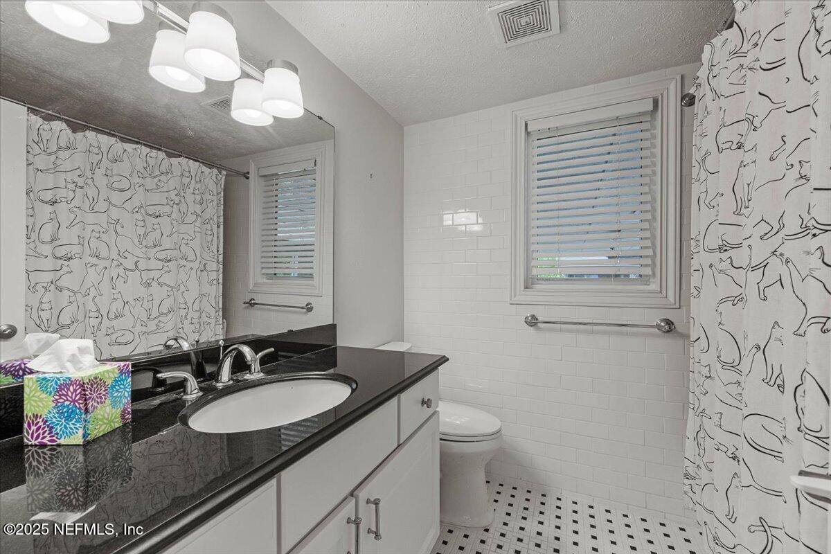 1140 Hickman Road Jacksonville, FL 32216 - Photo 28 of 49 Guest Full Bathroom