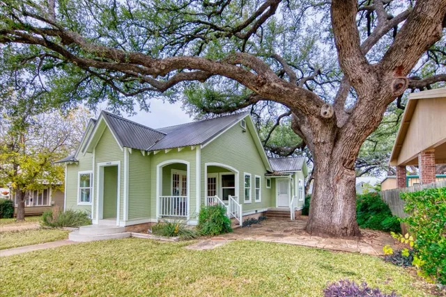 a view of a yard in front of house