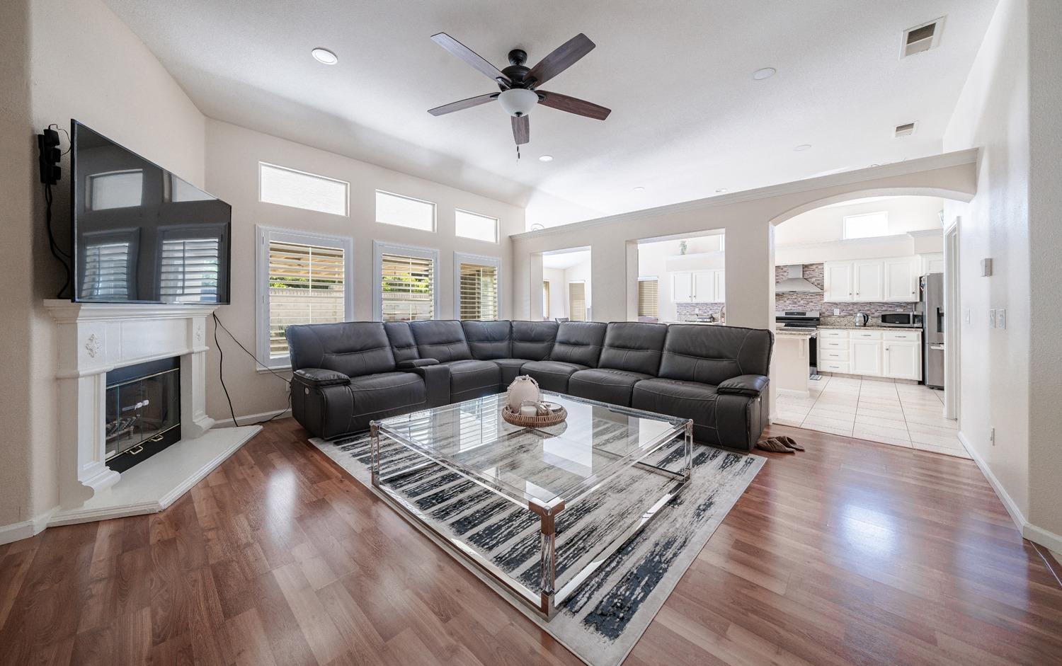 4998 West Decatur Avenue Fresno, CA 93722 - Photo 4 of 24 Gallery Image 4
