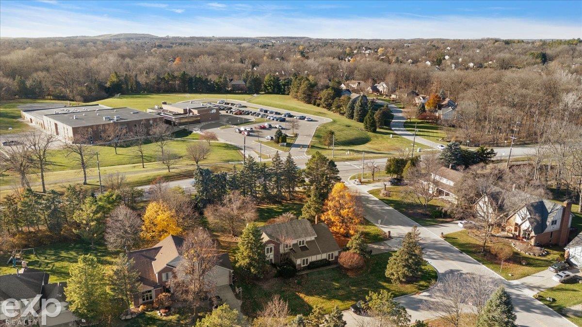 1579 Lomas Verdes Rochester, MI 48306 - Photo 21 of 64 50162073-e3b3aee6-25a6-4aac-bd96-24beaff7e639.JPG