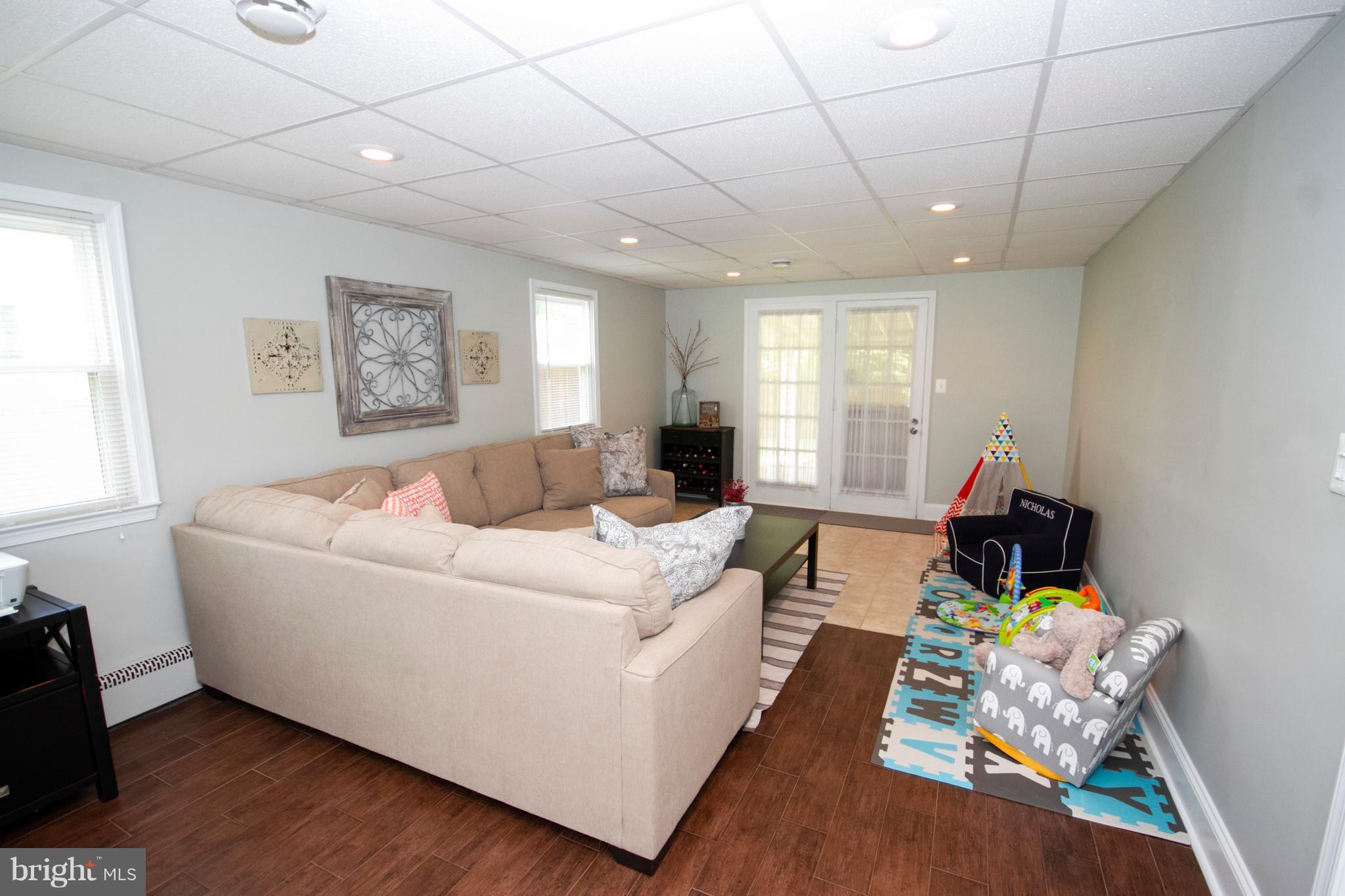 5721 Oakland Road Baltimore, MD 21227 - Photo 4 of 30 Family Room