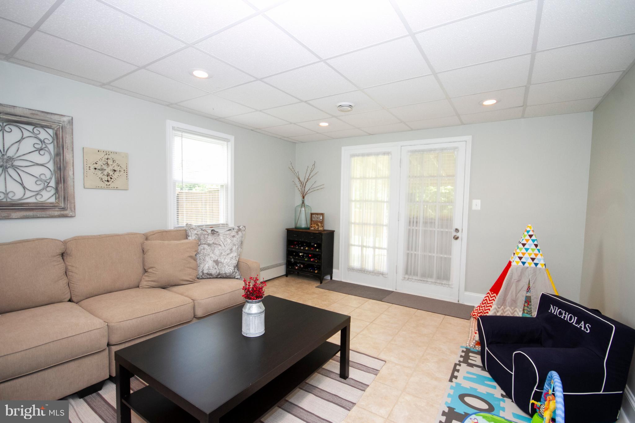 5721 Oakland Road Baltimore, MD 21227 - Photo 5 of 30 Family Room