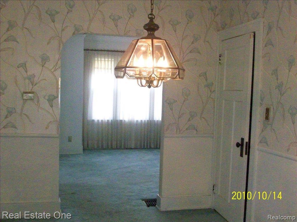 83 Chippewa Road Pontiac, MI 48341 - Photo 7 of 18 dinning room to living room
