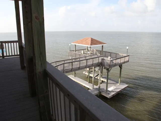 $3,400 | 3722 Laguna Drive, Galveston, TX 77554