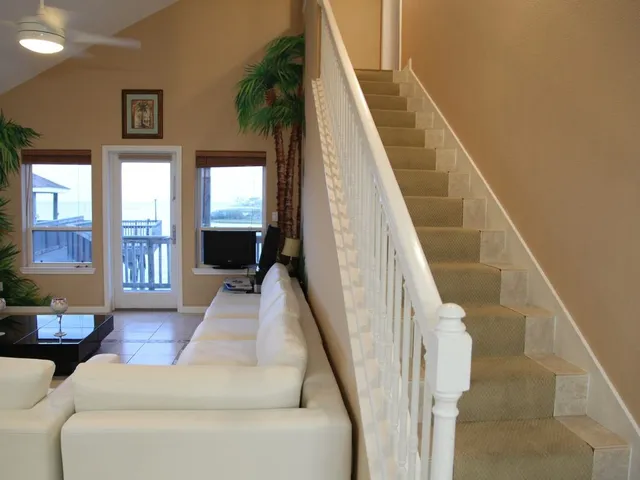 $3,400 | 3722 Laguna Drive, Galveston, TX 77554