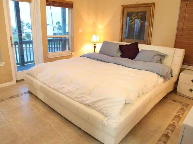 $3,400 | 3722 Laguna Drive, Galveston, TX 77554