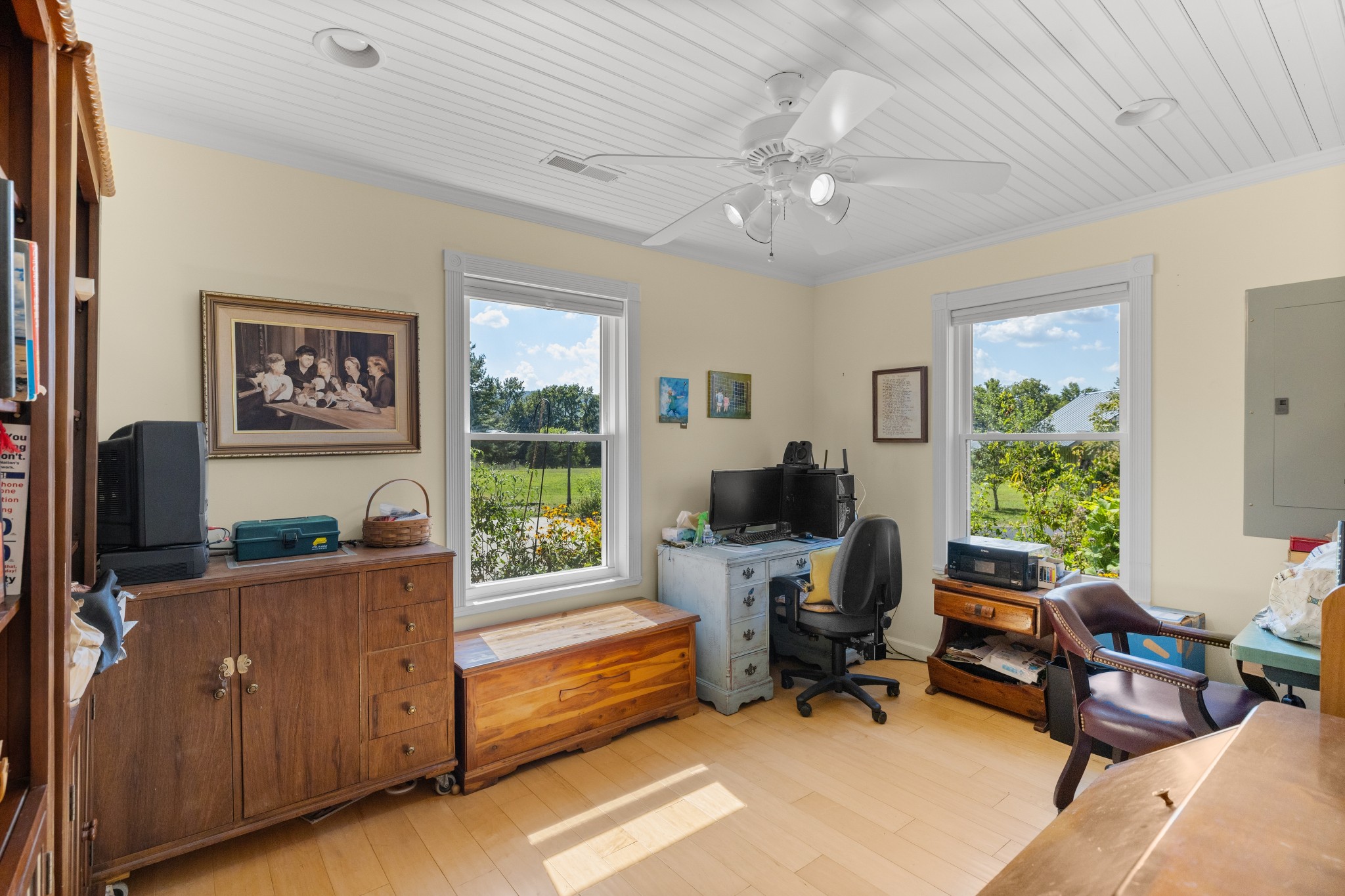 1556 Chestnut Grove Road Morrison, TN 37357 - Photo 25 of 58 a view of a livingroom with workspace and a window