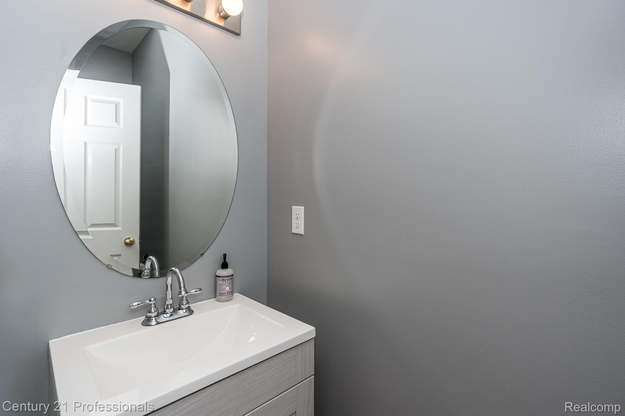 663 West Bluff Court Rochester, MI 48307 - Photo 5 of 38 663 W Bluff MLS-W007.jpg