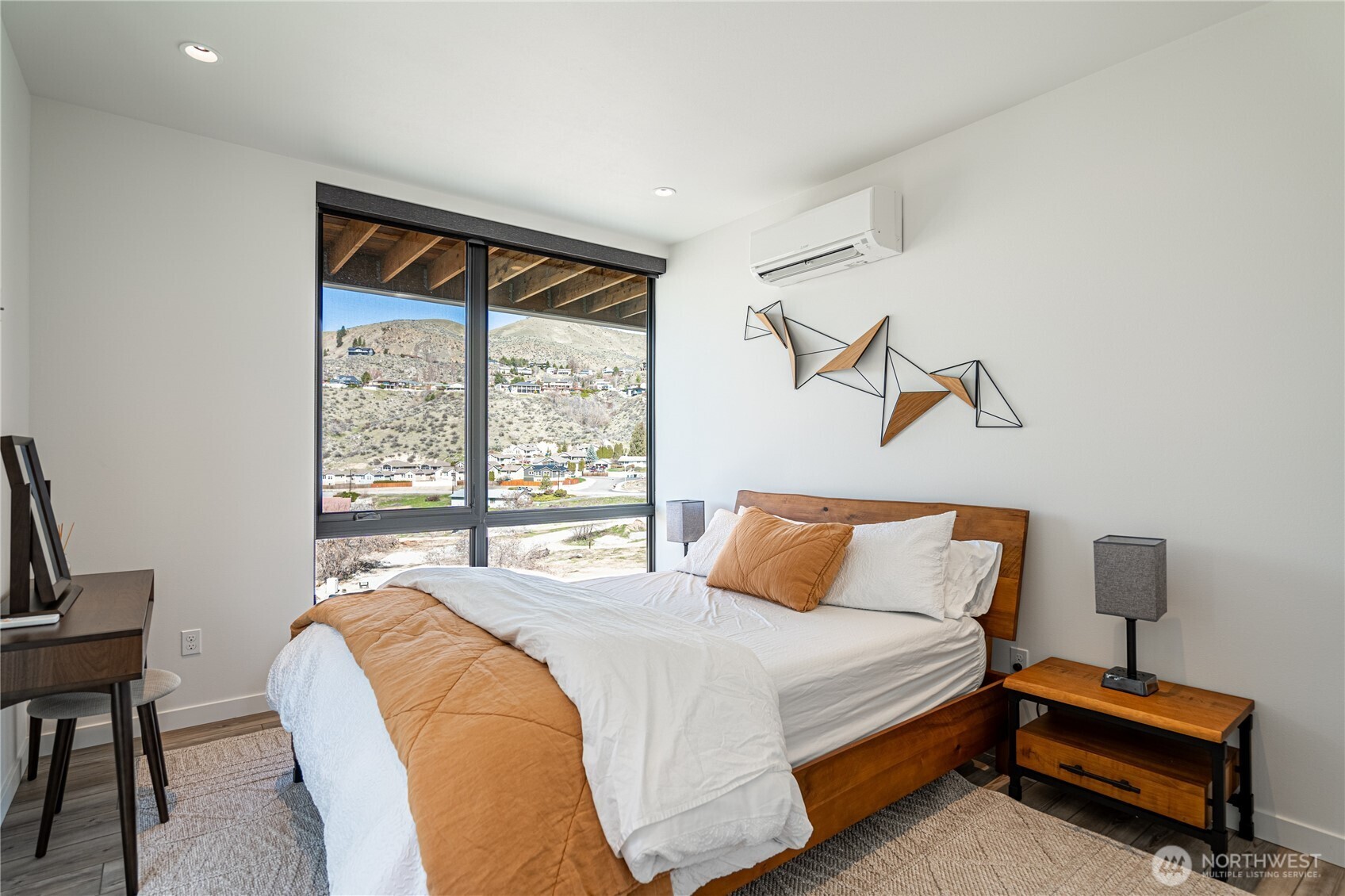 1418 Cottage Lane Chelan, WA 98816 - Photo 17 of 40 a bedroom with a bed and a window