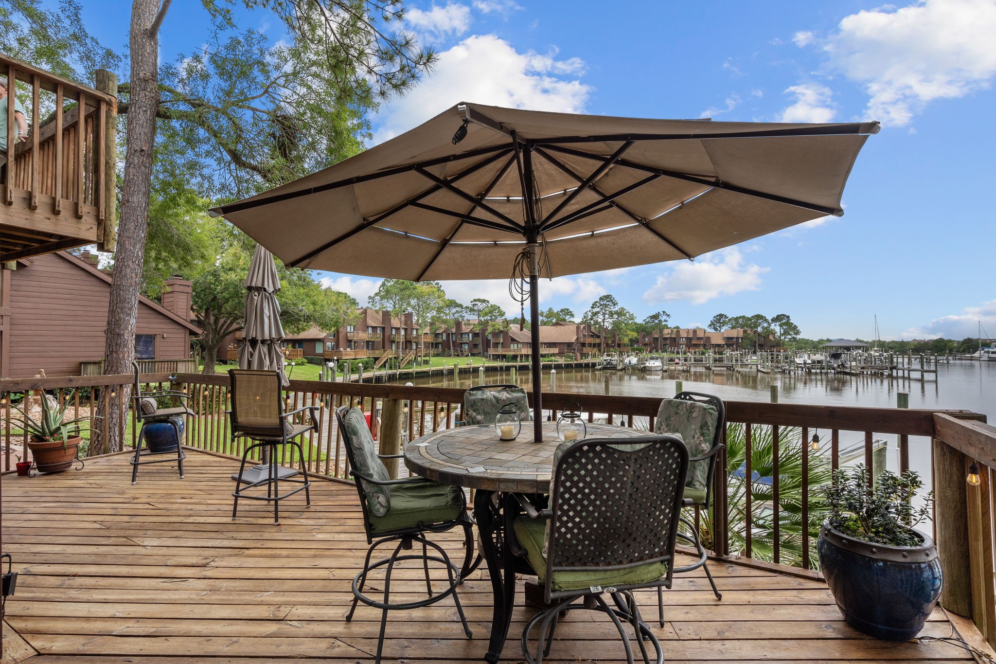 659 Davis Road League City, TX 77573 - Photo 6 of 29 Nice Patio with Umbrella and Table