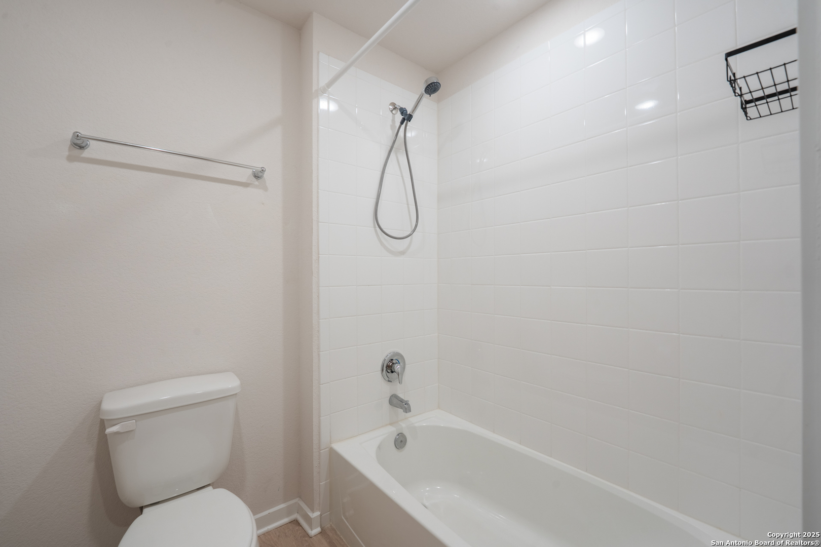 125 Nicks Cove Lockhart, TX 78644 - Photo 28 of 40 a bathroom with a toilet and a bath tub