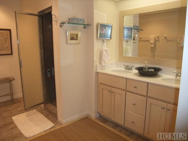 84UN-27 Emerald Ridge Road, Unit 27 Sapphire, NC 28774 - Photo 16 of 41 Gallery Image 16