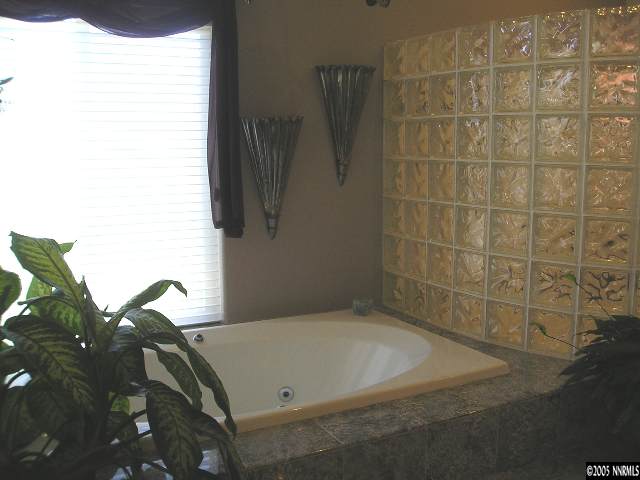 621 Meadowgate Court Reno, NV 89519 - Photo 5 of 9 a bathroom with a bathtub
