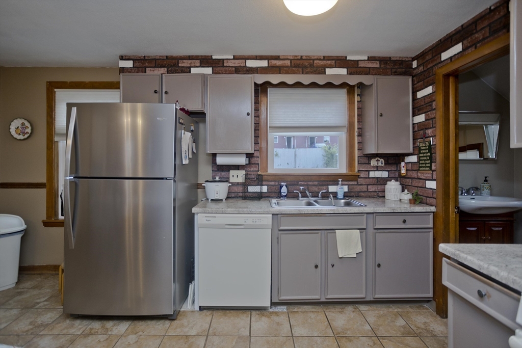 7 Meadow Street Holyoke, MA 01040 - Photo 4 of 40 Gallery Image 4