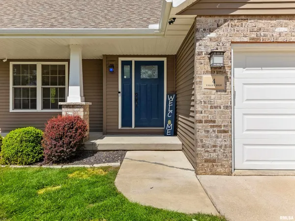 $699,900 | 4 Valley High Drive, Pekin, IL 61554