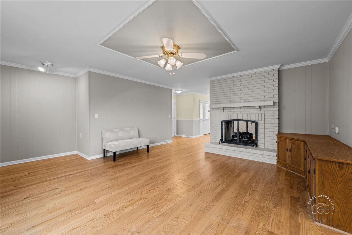32 Dunham Place St. Charles, IL 60174 - Photo 21 of 56 a living room with furniture and a fireplace