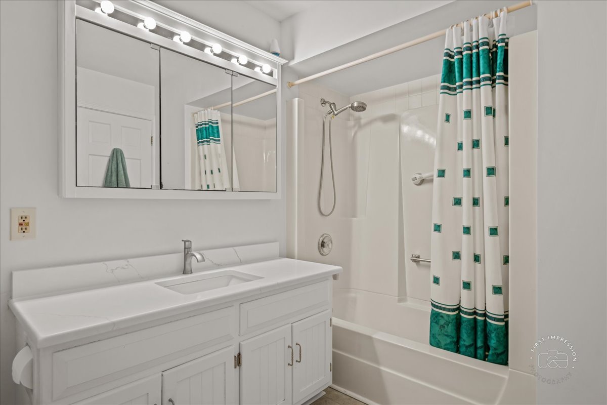 32 Dunham Place St. Charles, IL 60174 - Photo 34 of 56 a bathroom with a shower and a sink