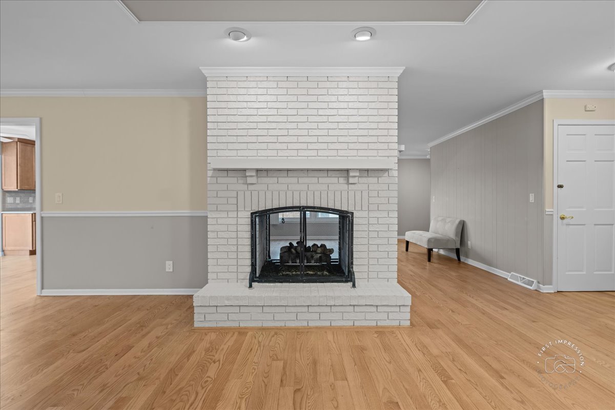 32 Dunham Place St. Charles, IL 60174 - Photo 5 of 56 a living room with furniture and a fireplace