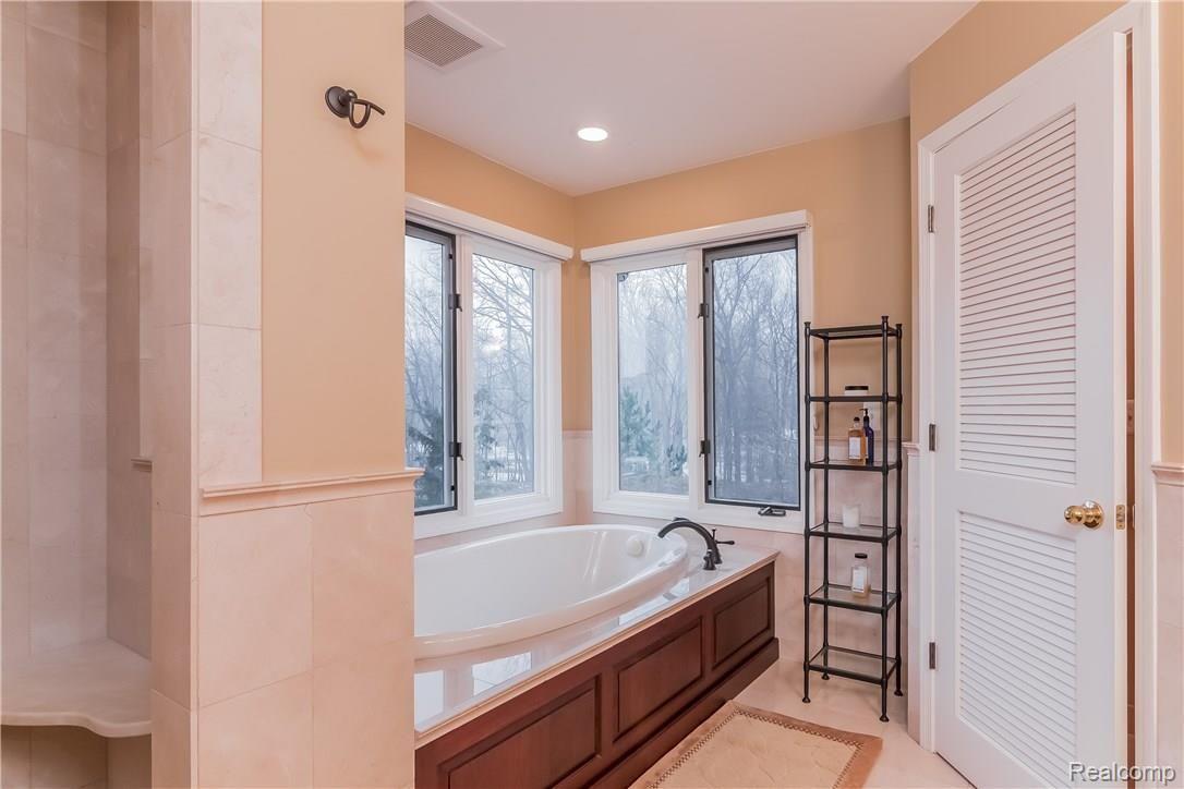 4037 Oak Tree Circle Rochester, MI 48306 - Photo 26 of 55 026-Master_Bathroom-2337561-large.jpg