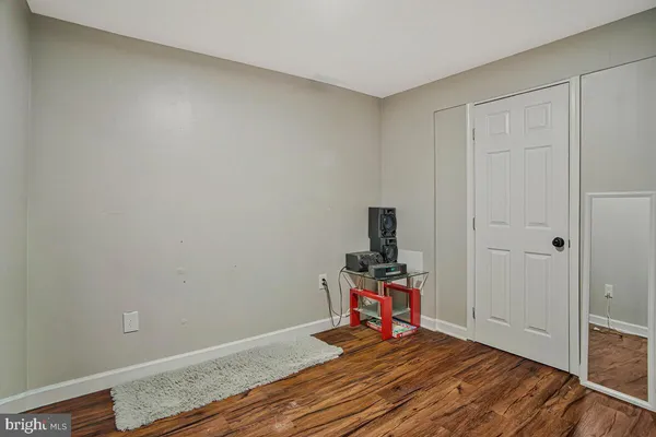 a view of yard with trees