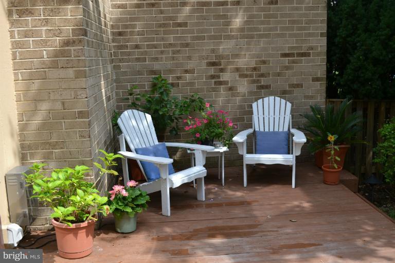 10911 Knights Bridge Court Reston, VA 20190 - Photo 15 of 30 a view of a chair and table in the patio