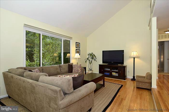 10911 Knights Bridge Court Reston, VA 20190 - Photo 28 of 30 a living room with furniture and a flat screen tv