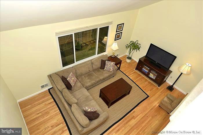 10911 Knights Bridge Court Reston, VA 20190 - Photo 8 of 30 a living room with furniture