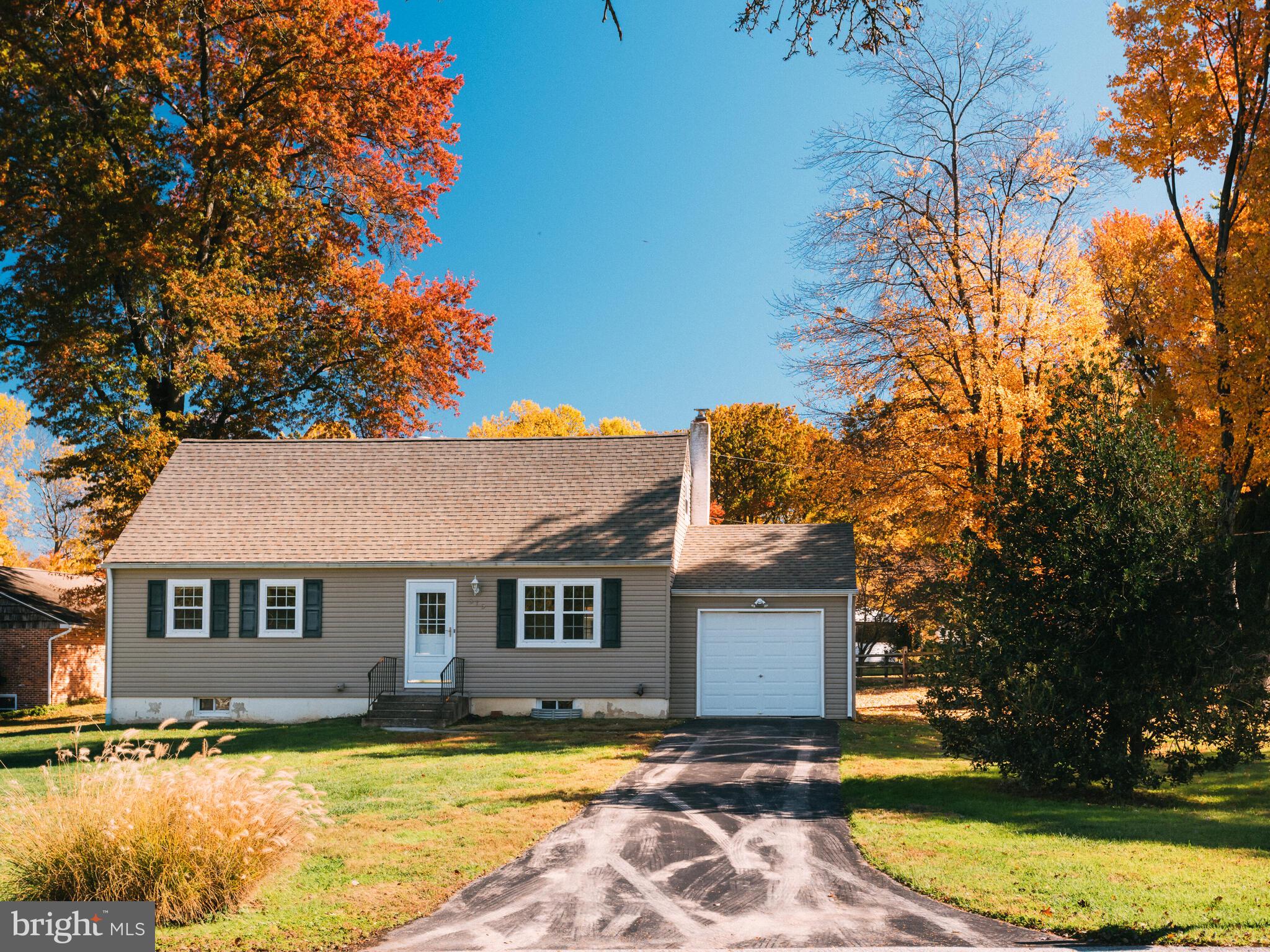 315 Oak Lane West Exton, PA 19341 - Photo 3 of 26 Garage
