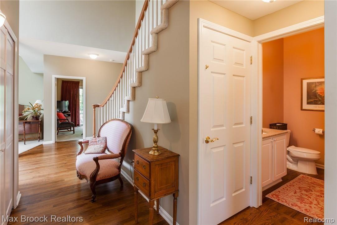 2280 Creek Bend Rochester, MI 48309 - Photo 15 of 35 hallway leading to powder room and kitchen.