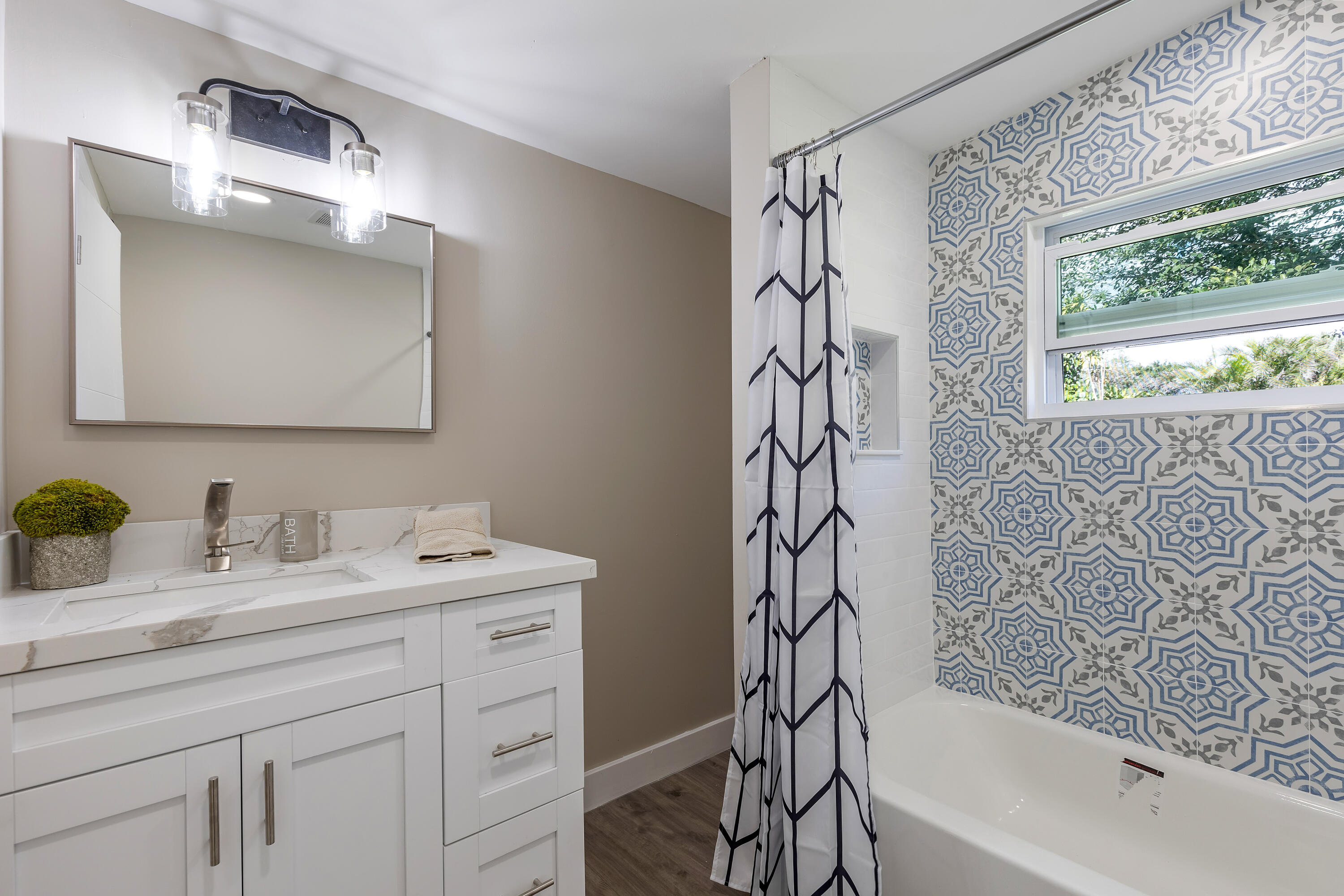 463 Manchester Street Boca Raton, FL 33487 - Photo 9 of 12 Guest Bathroom