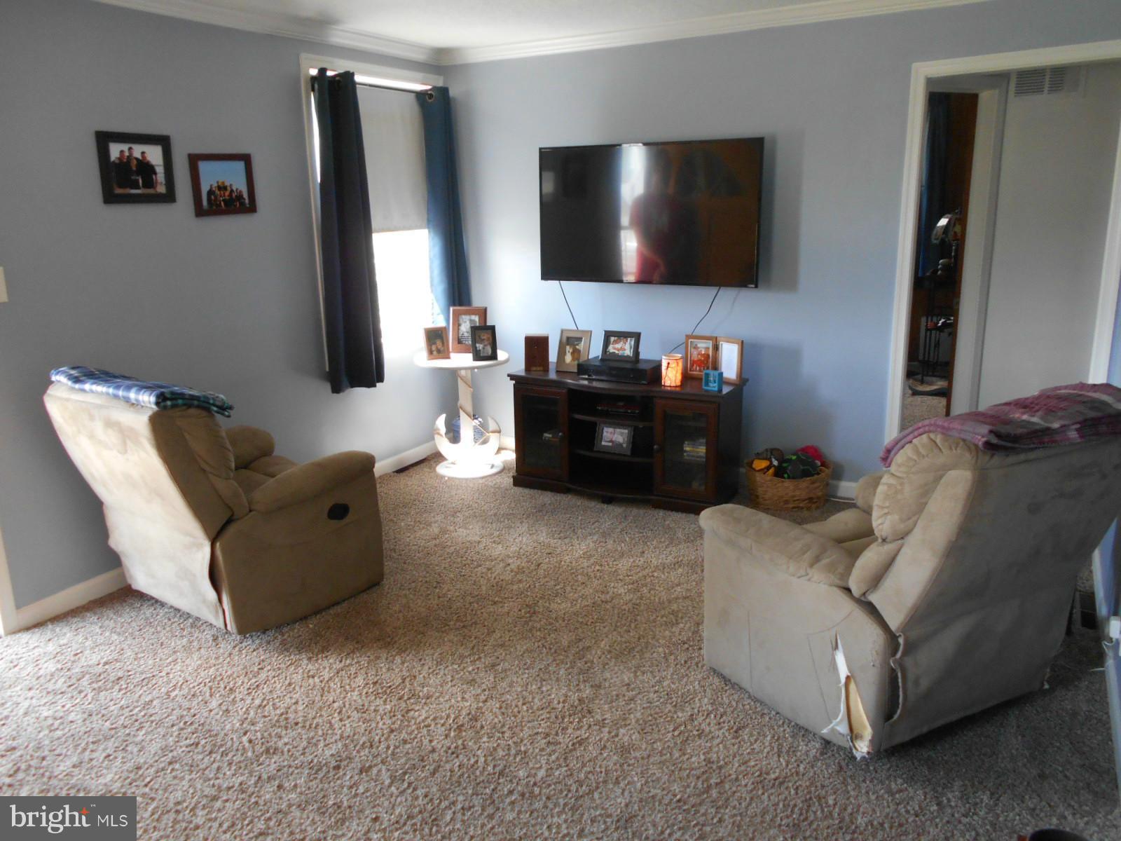 3149 Cornwall Road Baltimore, MD 21222 - Photo 3 of 11 Living Room