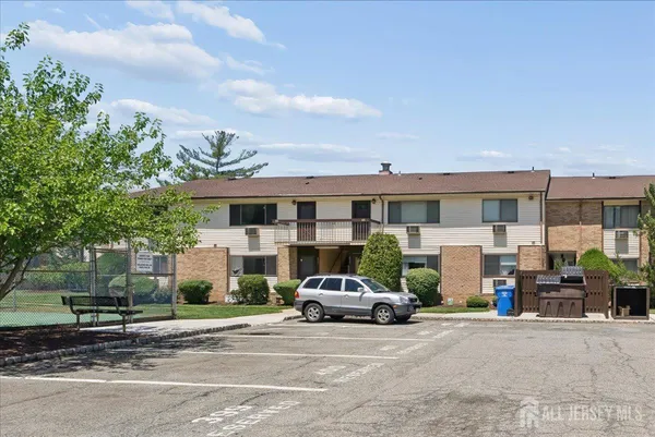 $349,000 | 816 Cricket Lane, Woodbridge, NJ 07095