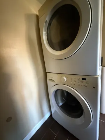 a close up view of a washer and dryer