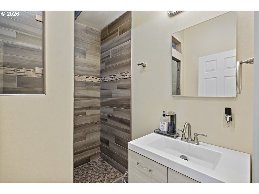 500 St Hilaire Road Yakima, WA 98901 - Photo 10 of 29 a bathroom with a sink mirror and tub