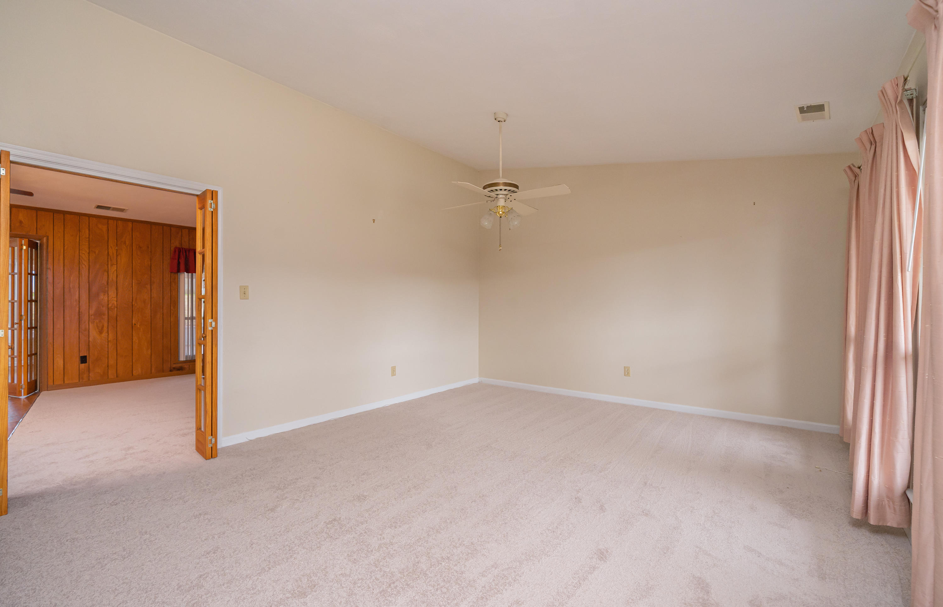 5016 Harvest Ridge Road Roanoke, VA 24019 - Photo 2 of 18 Family Room