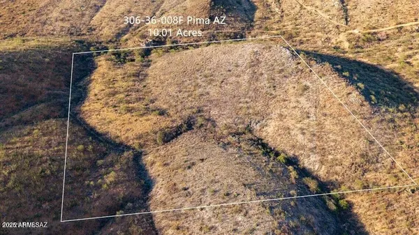 a view of roof with yard