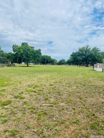 $85,000 | 702 Jack Nicklaus Drive, Devine, TX 78016
