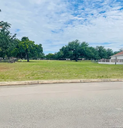 $85,000 | 702 Jack Nicklaus Drive, Devine, TX 78016