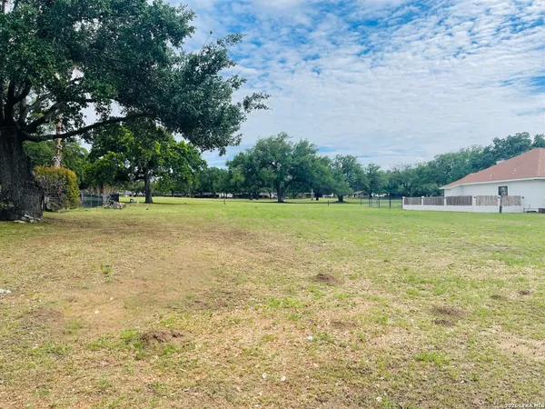 $85,000 | 702 Jack Nicklaus Drive, Devine, TX 78016