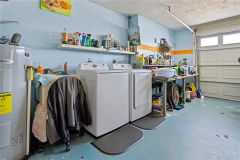 a view of livingroom with furniture