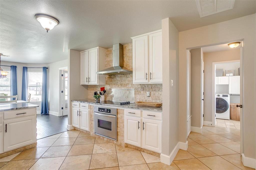 101 Springfield Lane Red Oak, TX 75165 - Photo 11 of 38 a kitchen with a stove a sink and a refrigerator