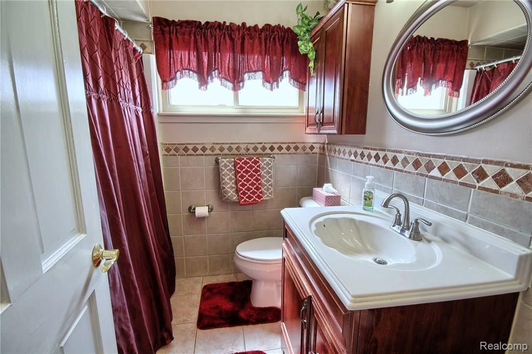 15760 Selwyn Road Southgate, MI 48195 - Photo 16 of 31 Bathroom.jpg