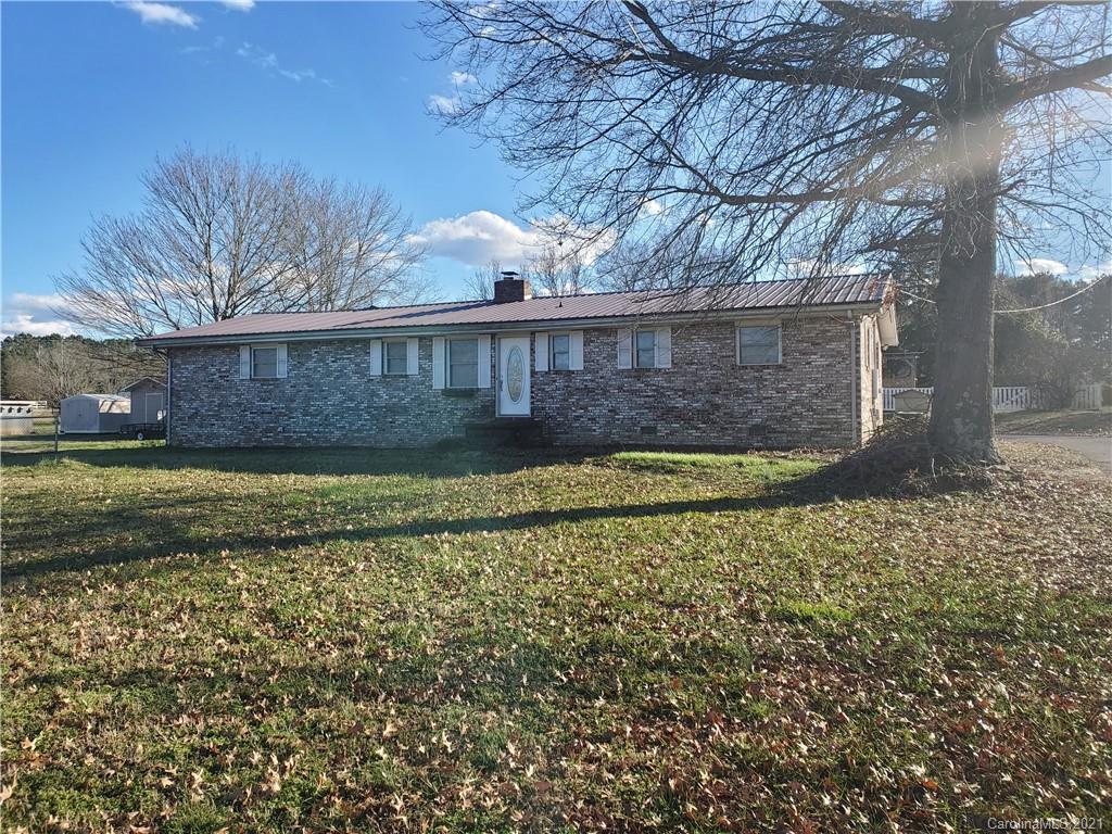 a view of house with a yard