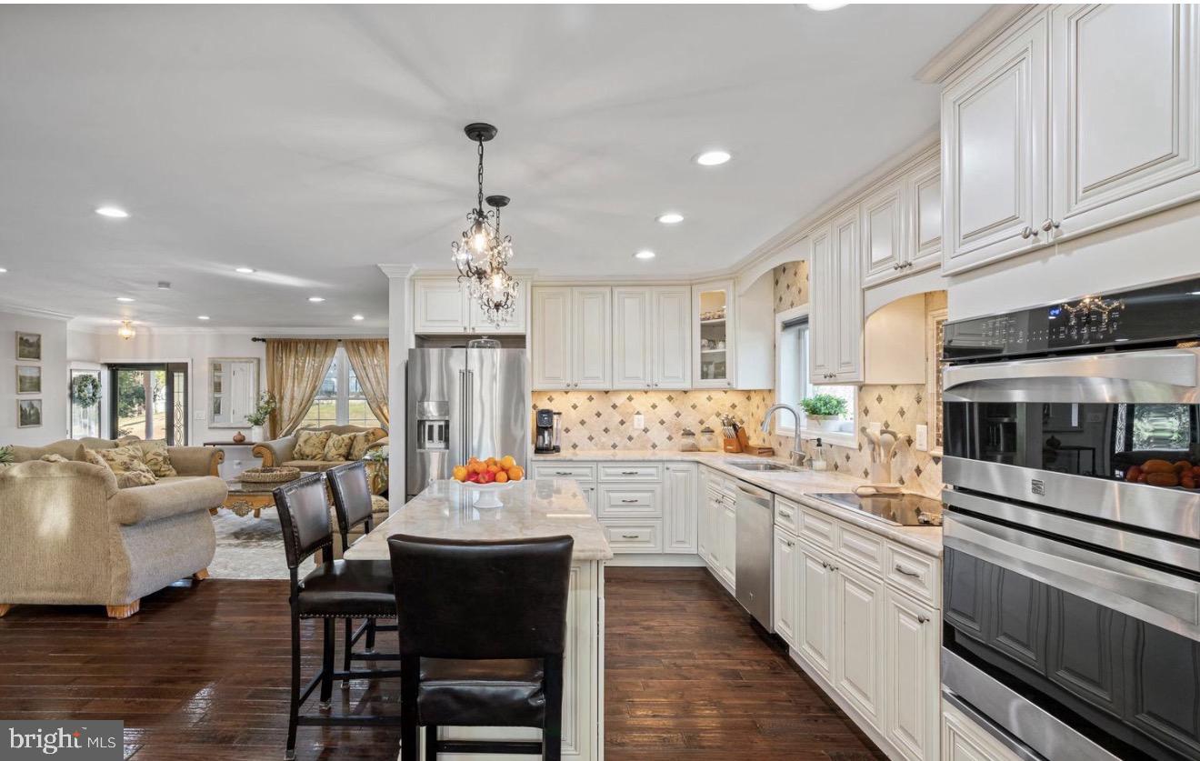 Elegant kitchen with modern finishes.