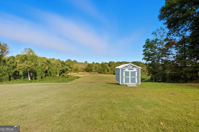 an outdoor view of house with backyard