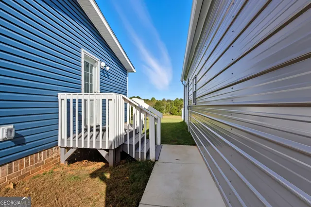 a view of a house with yard and kitchen