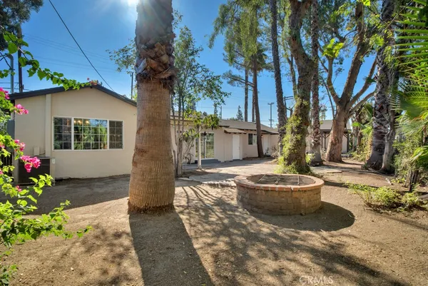 a view of a backyard of the house
